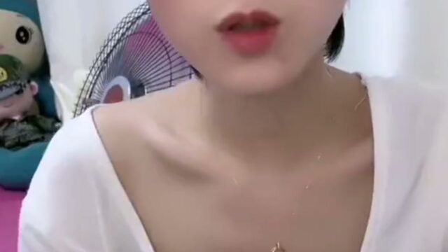 切り抜き　一瞬を見逃すな！美人OLの乳首が見える瞬間