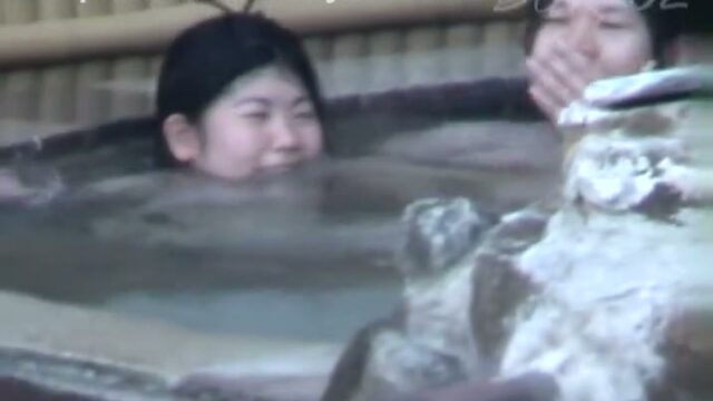 盗撮動画　仲のいい2人組をまとめて盗撮！おや…？