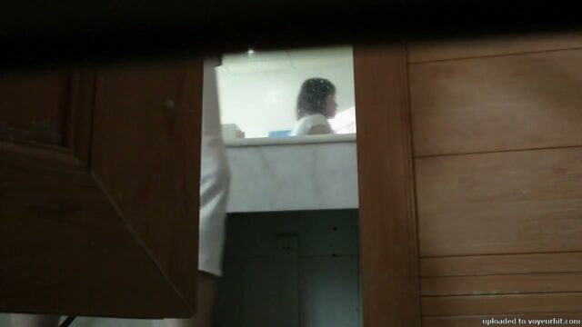 【盗撮動画】トイレに潜む盗撮師の執念！普段着とマ〇コが比較できるのエロ過ぎる…。
