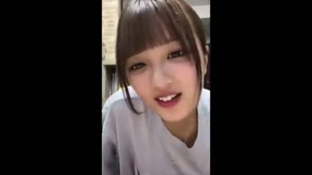 【切り抜き】これがあるから視聴はやめられないｗ美人配信者の隙間パンチラが拝める動画はこちら！