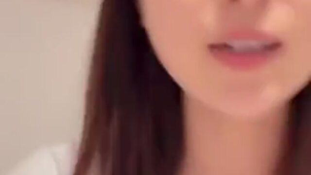 【切り抜き】本人も気付いていない一瞬の出来事！美人配信者の胸ちら！